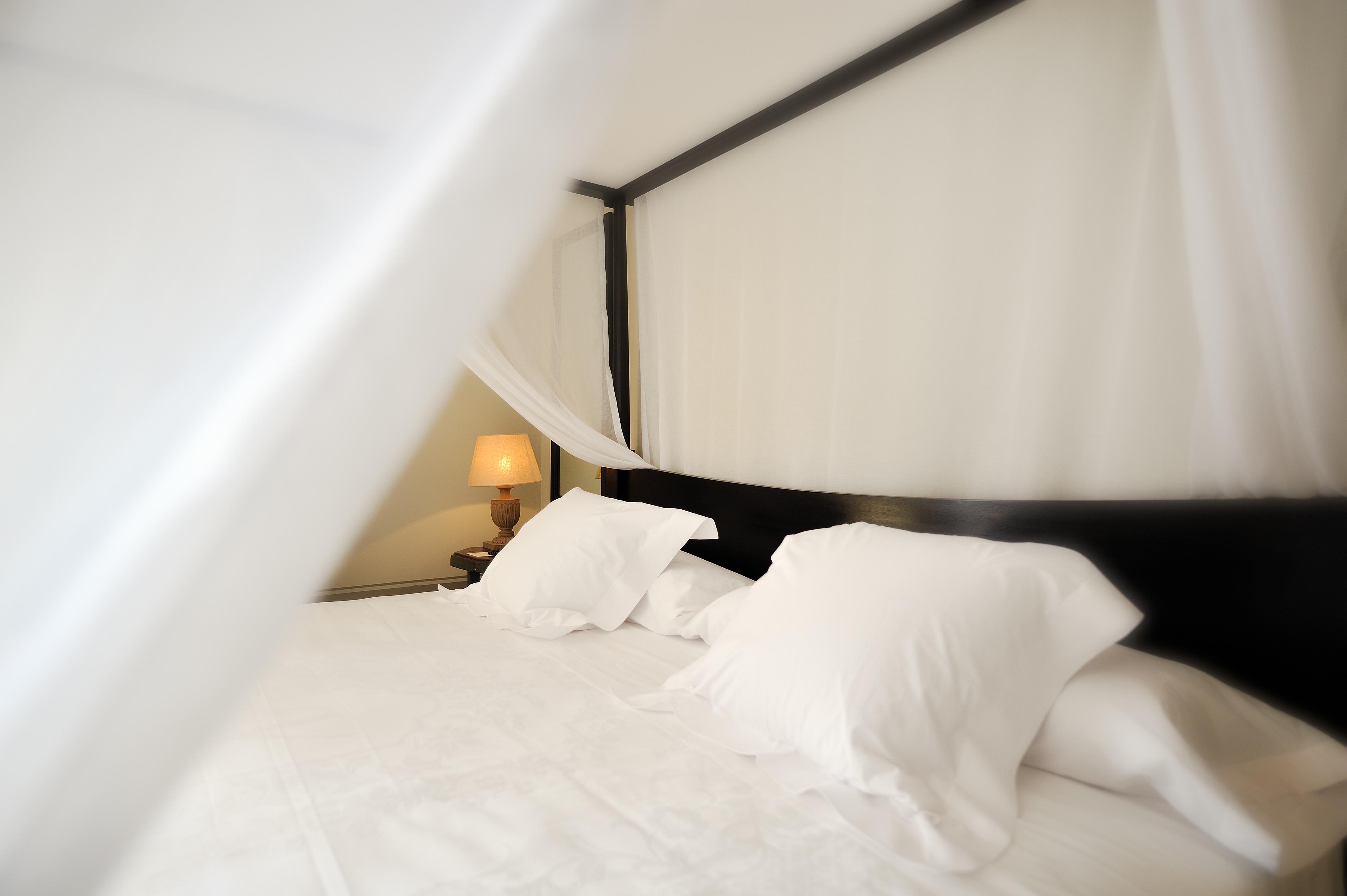 Vincci Seleccion Estrella Del Mar Hotel Marbella Ngoại thất bức ảnh A bed with a mosquito net