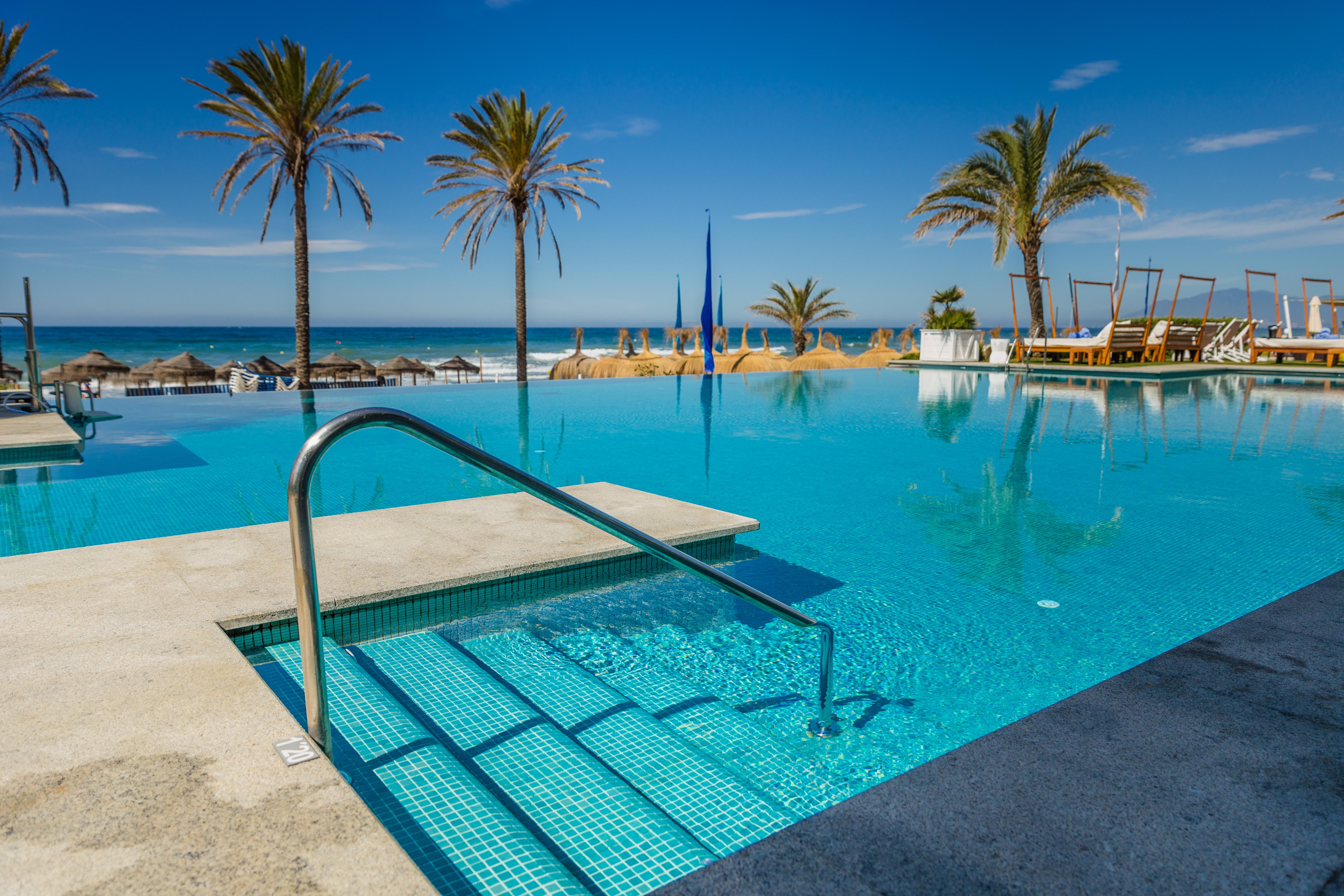 Vincci Seleccion Estrella Del Mar Hotel Marbella Ngoại thất bức ảnh Infinity pool at a hotel in Benidorm, Spain